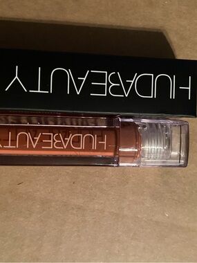 HUDA BEAUTY Faux Filler Lip Gloss